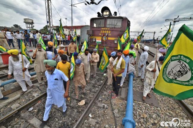 印度农民封堵铁路示威