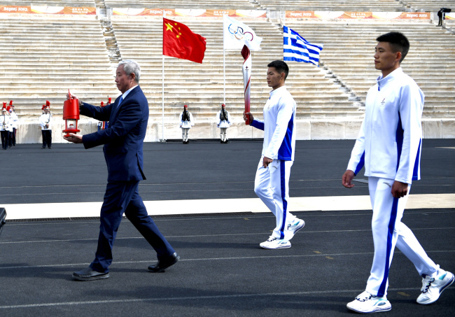 北京冬奥会火种在希腊雅典交接