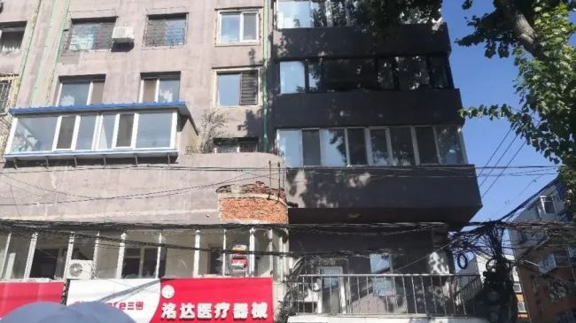 居民楼墙体因爆炸脱落。新京报记者 李冰洁 摄