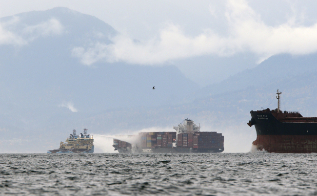 加拿大附近海域一载有化学品货船起火 释放有毒气体