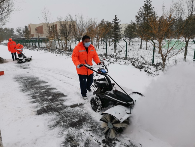 铲冰除雪仍在进行 延庆山区线路目前可正常通行