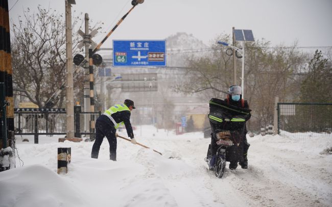 实探京郊延庆初雪：工作人员连夜执勤 西拨子收费站有车辆抛锚