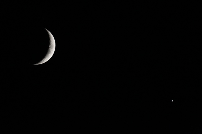 多地夜空上演“金星伴月” 你看到了吗