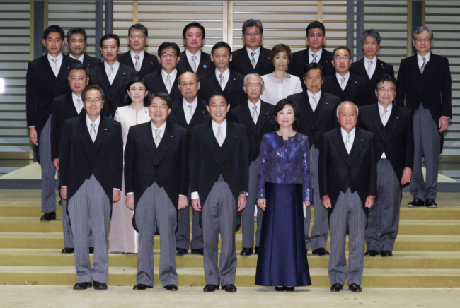 日本岸田新内阁正式成立 成员集体亮相