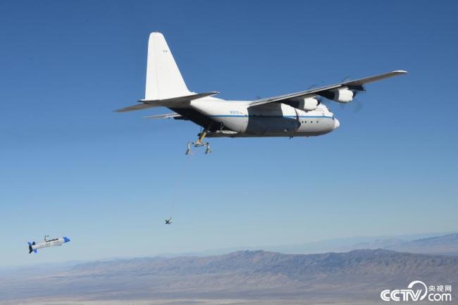 美军首次成功在空中回收无人机