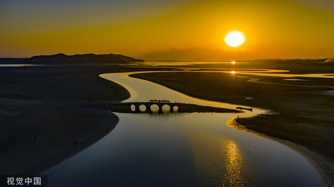 江西九江：鄱阳湖湖底明代五孔桥露出水面