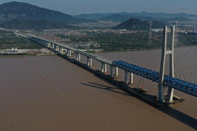 图为杭台高铁首趟运行试验列车经过椒江特大桥（无人机照片）。新华社记者黄宗治摄