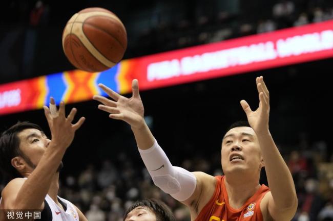 男篮世预赛首战中国大胜日本 周琦伤退