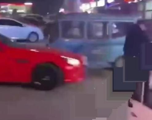 辽宁一跑车疑故意加速将人撞飞