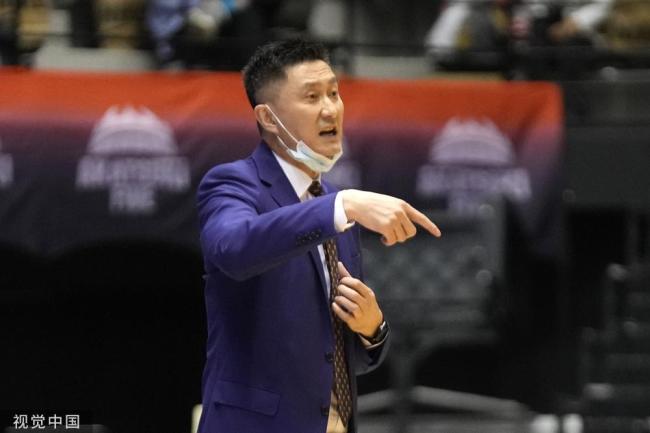 男篮世预赛首战中国大胜日本 周琦伤退