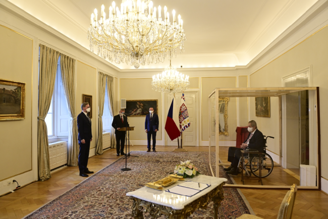 永久免费计划软件官方下载_捷克总统感染新冠后 坐轮椅在玻璃间任命总理