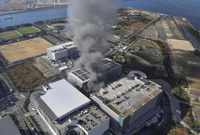 日本大阪一仓库发生火灾 57辆消防车和一直升机出动灭火