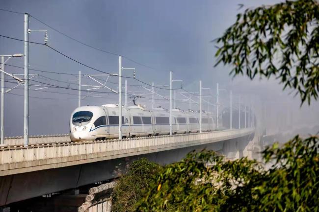 “湘西最美高铁”首趟列车驶出 做到了一站一景！