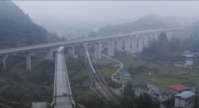“湘西最美高铁”首趟列车驶出 做到了一站一景！