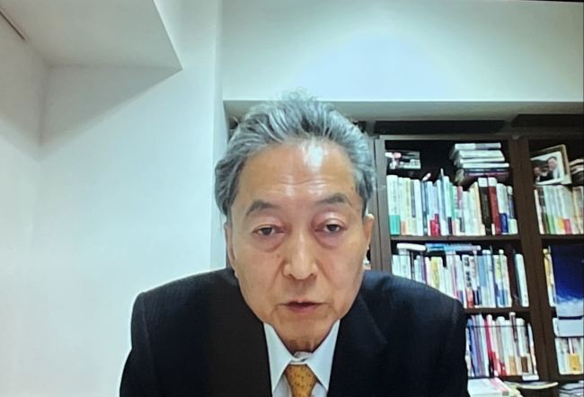12月6日，从都国际论坛上，日本前首相鸠山由纪夫接受线上采访。