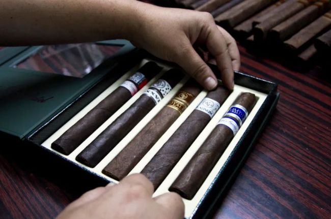 2014年1月17日，一名工人在位于尼加拉瓜埃斯特利省的雪茄工厂内包装雪茄烟。（新华社发，约翰·布斯托斯摄）