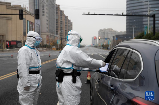 12月12日，疫情防控人员在浙江省绍兴市上虞区复兴路上对过往车辆和人员进行管控