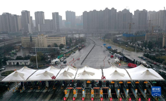 封闭后的西安市曲江高速收费站（12月25日摄，无人机照片）。