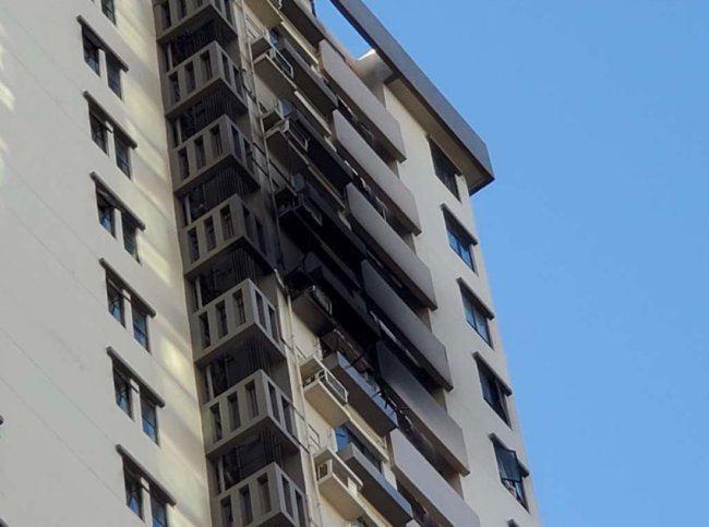 港媒：荃湾一高层住宅起火，居民挥白布求救
