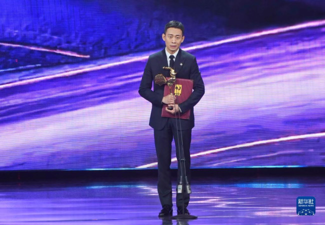 12月30日，张译凭借影片《悬崖之上》获得最佳男主角奖。