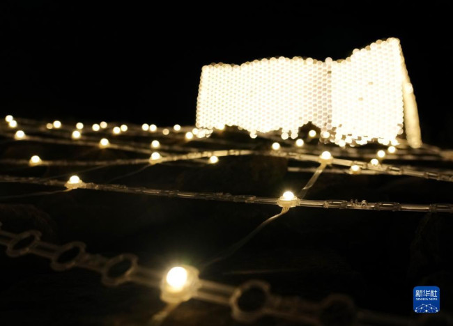 这是崇礼长城景观展示亮化工程现场的灯带（12月30日摄）。