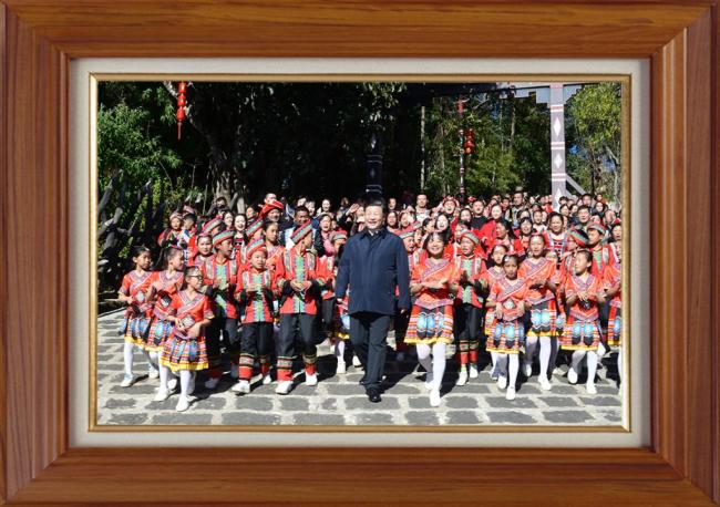 相框里的故事——聆听新年贺词，品读习近平主席书架照片的意涵