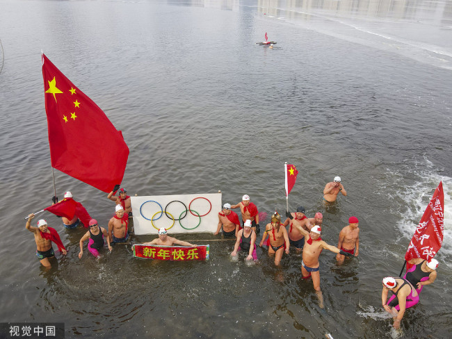 2022年1月1日，沈阳，新年第一天，冬泳爱好者在沈阳浑河畅游。