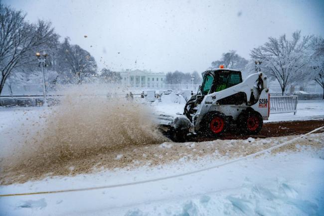 美国遭遇暴风雪77万人遇停电