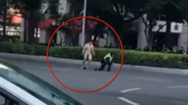 裸男当街拦车殴打保安人员 警方通报