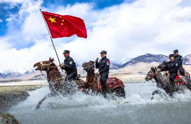 亮出党员徽章感动全网的牧民，还有这样的经历