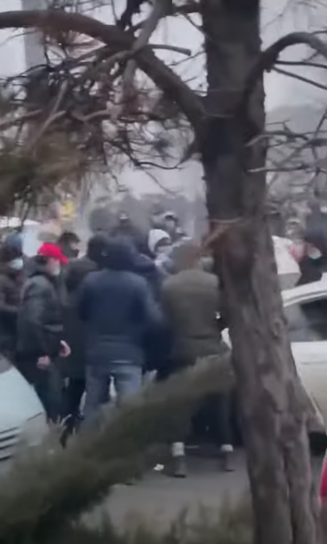 畫麵曝光!哈薩克斯坦不明人員發放槍支 抗議者哄搶