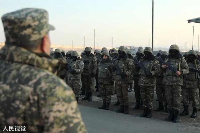 集安组织维和部队已抵达哈首都并执行任务