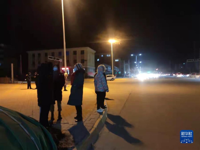 　1月8日，在青海省西宁市，熟睡中的群众纷纷下楼避险。