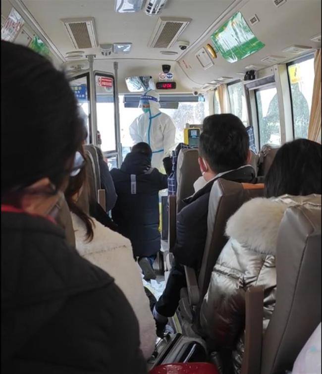 同车者澄清男子转移时下跪求上厕所：防疫人员曾给男子提供尿不湿被拒