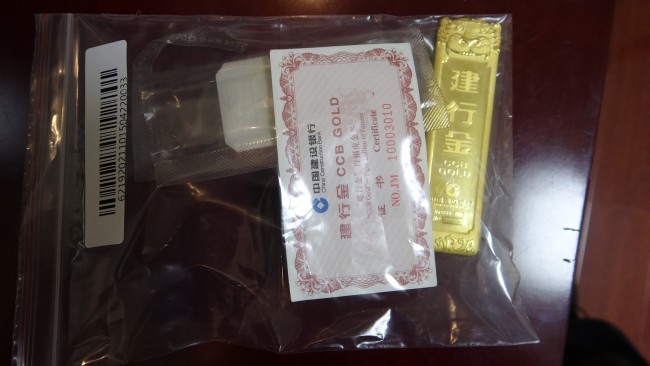 图二为李生发收受的部分文物彩陶。图三、图四为李生发收受的部分金条。 （甘肃省纪委监委供图）