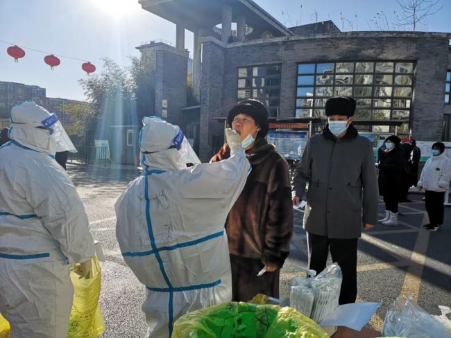 全员紧急排查！直击北京新增病例小区核酸检测现场