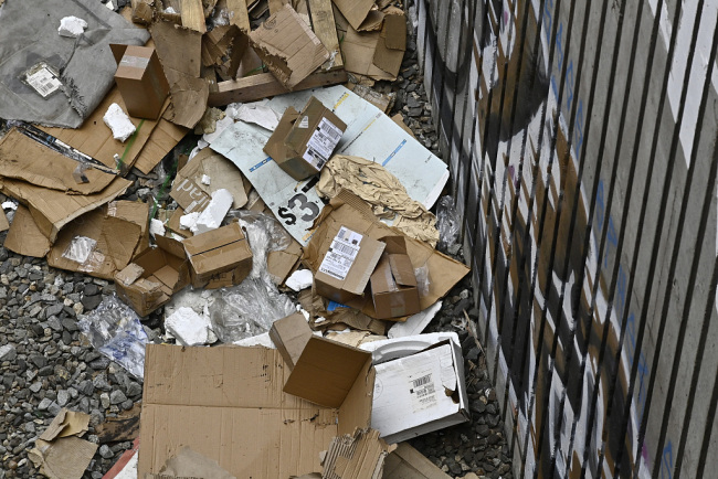 美国洛杉矶一列火车脱轨 事发地与此前发生列车洗劫事件地点相同