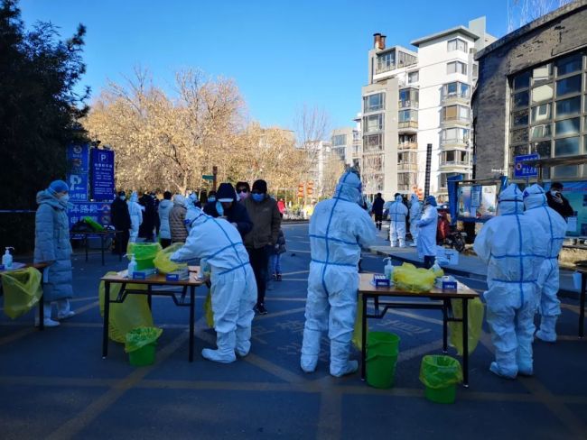 全员紧急排查！直击北京新增病例小区核酸检测现场