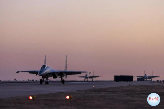 定格“飞鲨”跨昼夜飞行训练热血瞬间 酷图来袭！