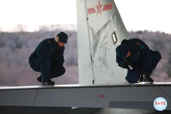 定格“飞鲨”跨昼夜飞行训练热血瞬间 酷图来袭！