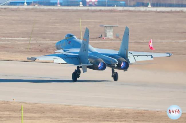 定格“飞鲨”跨昼夜飞行训练热血瞬间 酷图来袭！