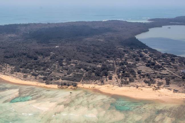 新西兰国防军航拍汤加：全境被火山灰覆盖