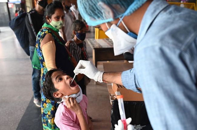 印度近15万儿童因疫情失去父母 不少人被遗弃