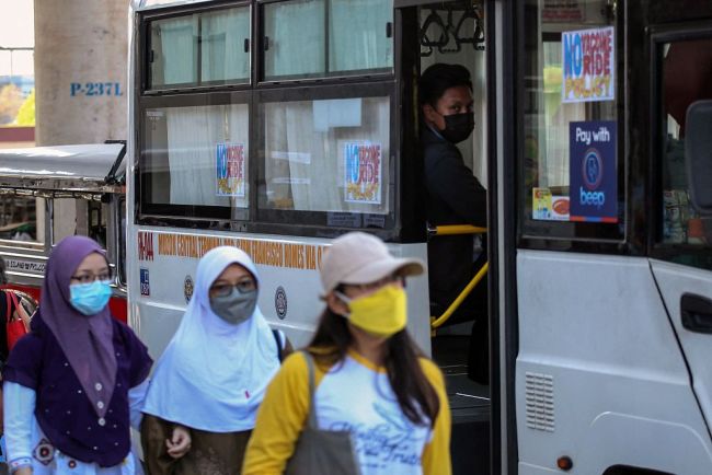 菲律宾日增新冠确诊病例超3万例 首都地区未接种疫苗者禁乘公交