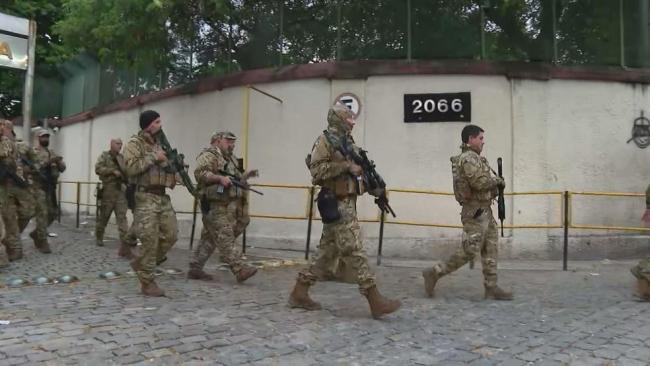 巴西里约热内卢警方对武装贩毒组织展开清剿行动