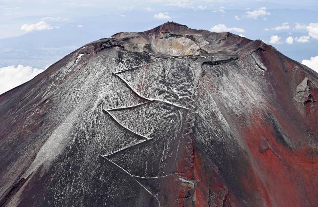 日本富士山喷火口增加近6倍 专家称随时有喷发可能