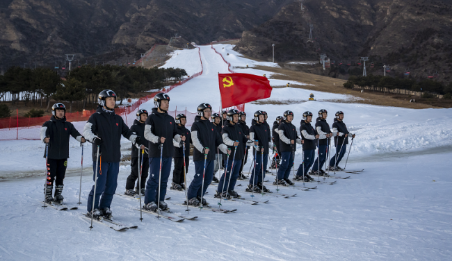 谈球吧体育北京冬奥会的幕后英雄｜22名滑雪运动员“跨界”巡检保供电(图1)