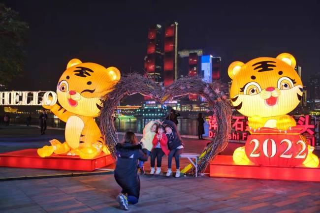 在南滨路街头，“虎年大吉”工艺灯组栩栩如生，预示着虎虎生威，绚丽多彩。郭旭摄