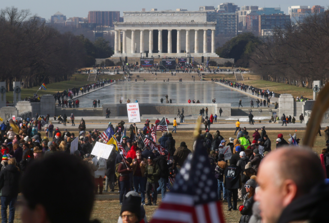 美国首都爆发数万人抗议游行：多数不戴口罩