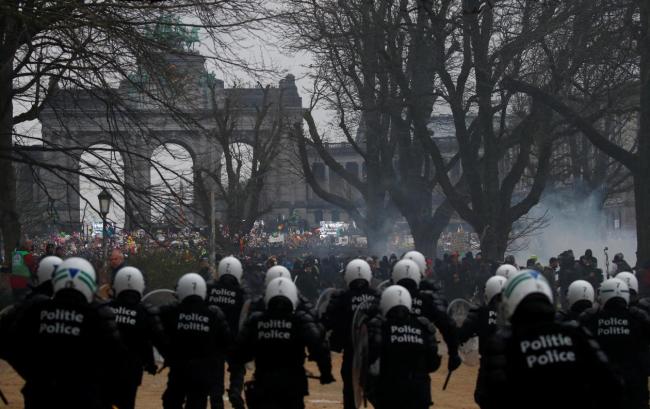 比利时反防疫政策示威者与警方发生冲突